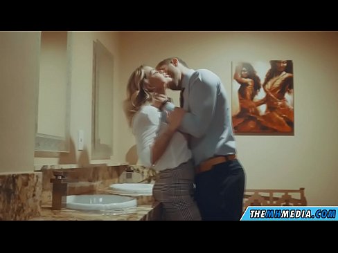 ❤️ Kapag ang isang busty blonde seduces sa isang pampublikong banyo ️❌  Sex sa tl.masseffect1.ru